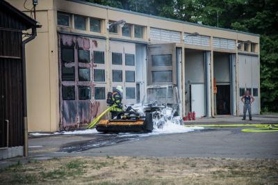 Unterensingen: Boeschungsmaeher geht in Flammen auf beim Landesbetrieb Gewaesser des RP Stuttgart